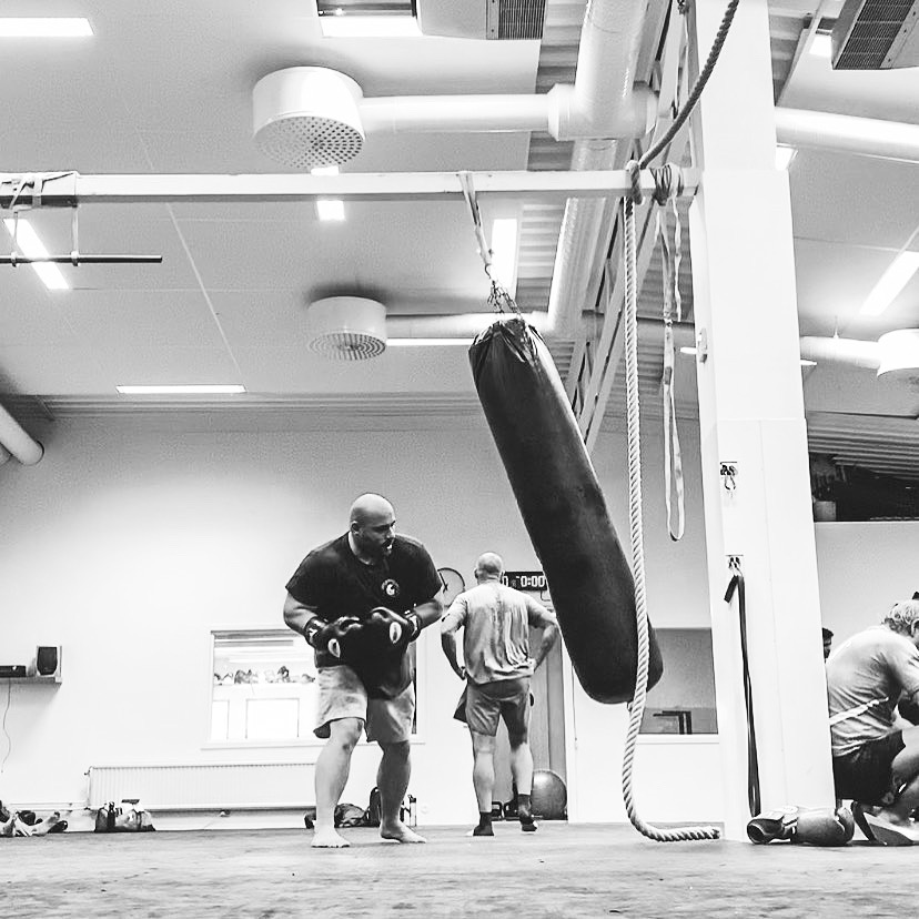 Jim Nano vid säcken i boxningsgymmet