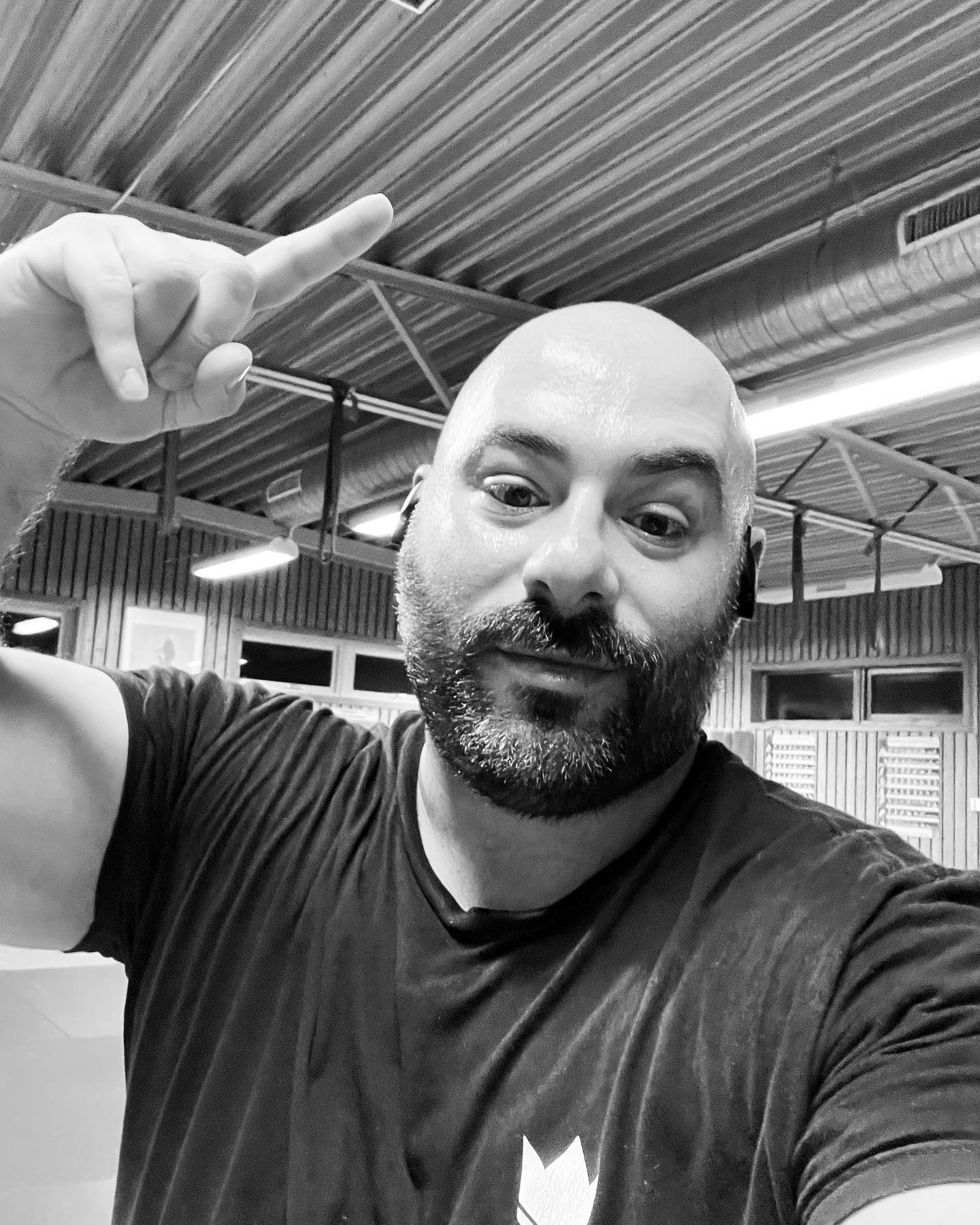 Jim Nano tar en selfie i träningshallen