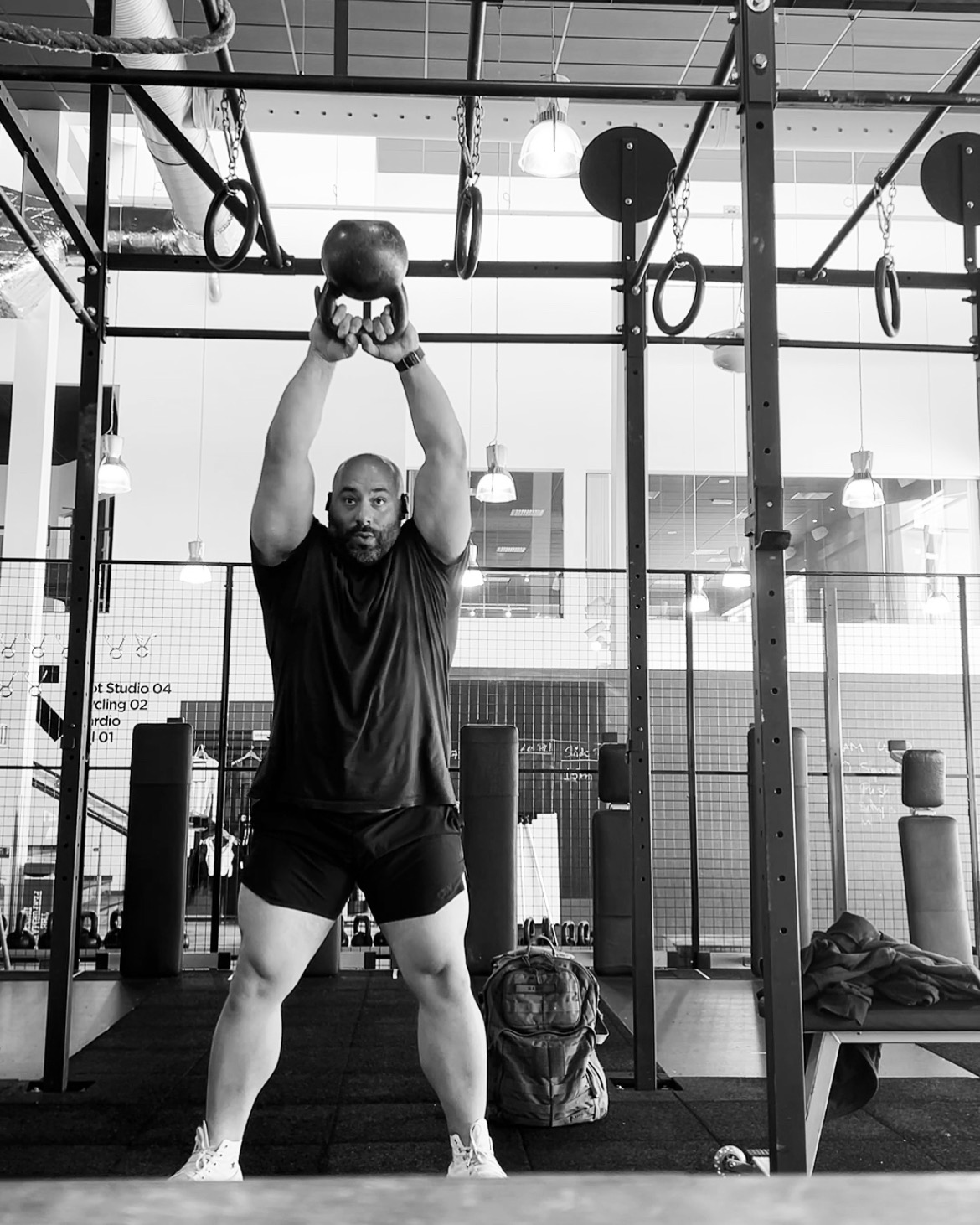 Jim Nano svingar en kettlebell