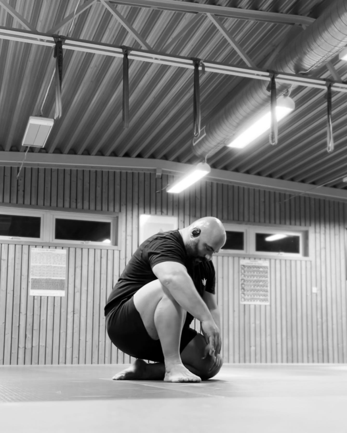 Jim Nano på huk med en boll i dojon