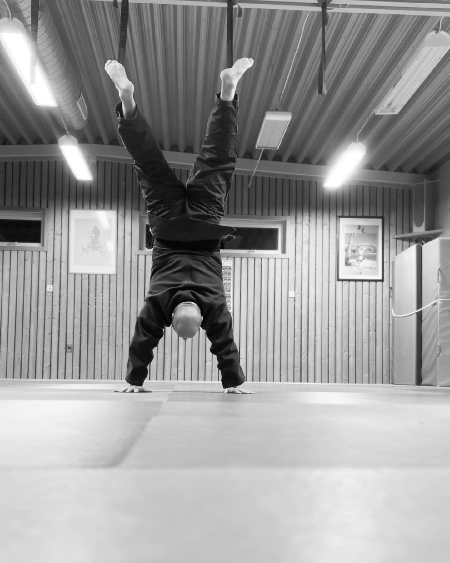 Jim Nano står på händer i dojon