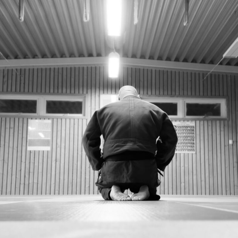 Jim Nano knäböjande i judodräkt